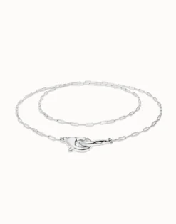 Collar largo bañado en plata con mosquetón entrelazado