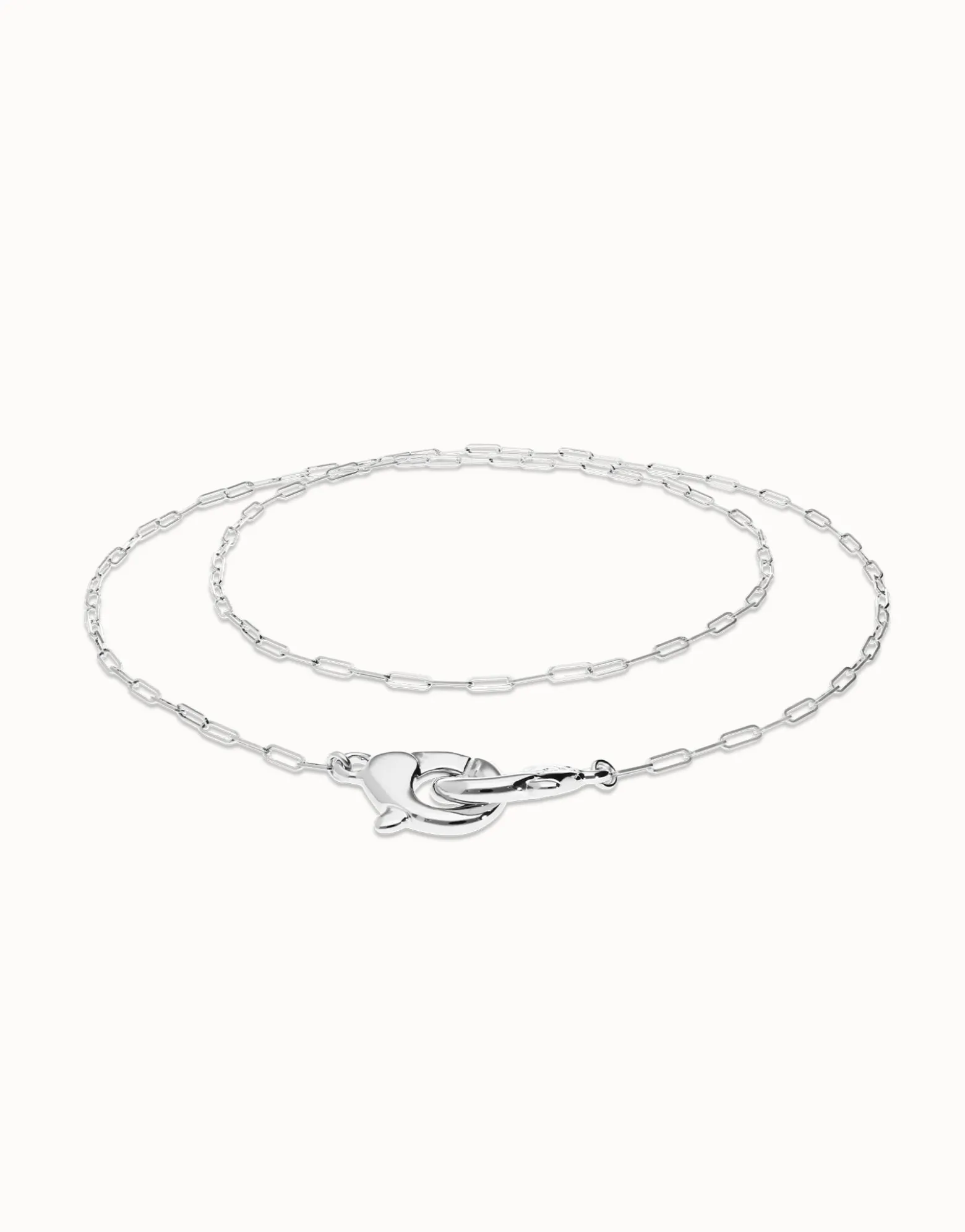 Collar largo bañado en plata con mosquetón entrelazado