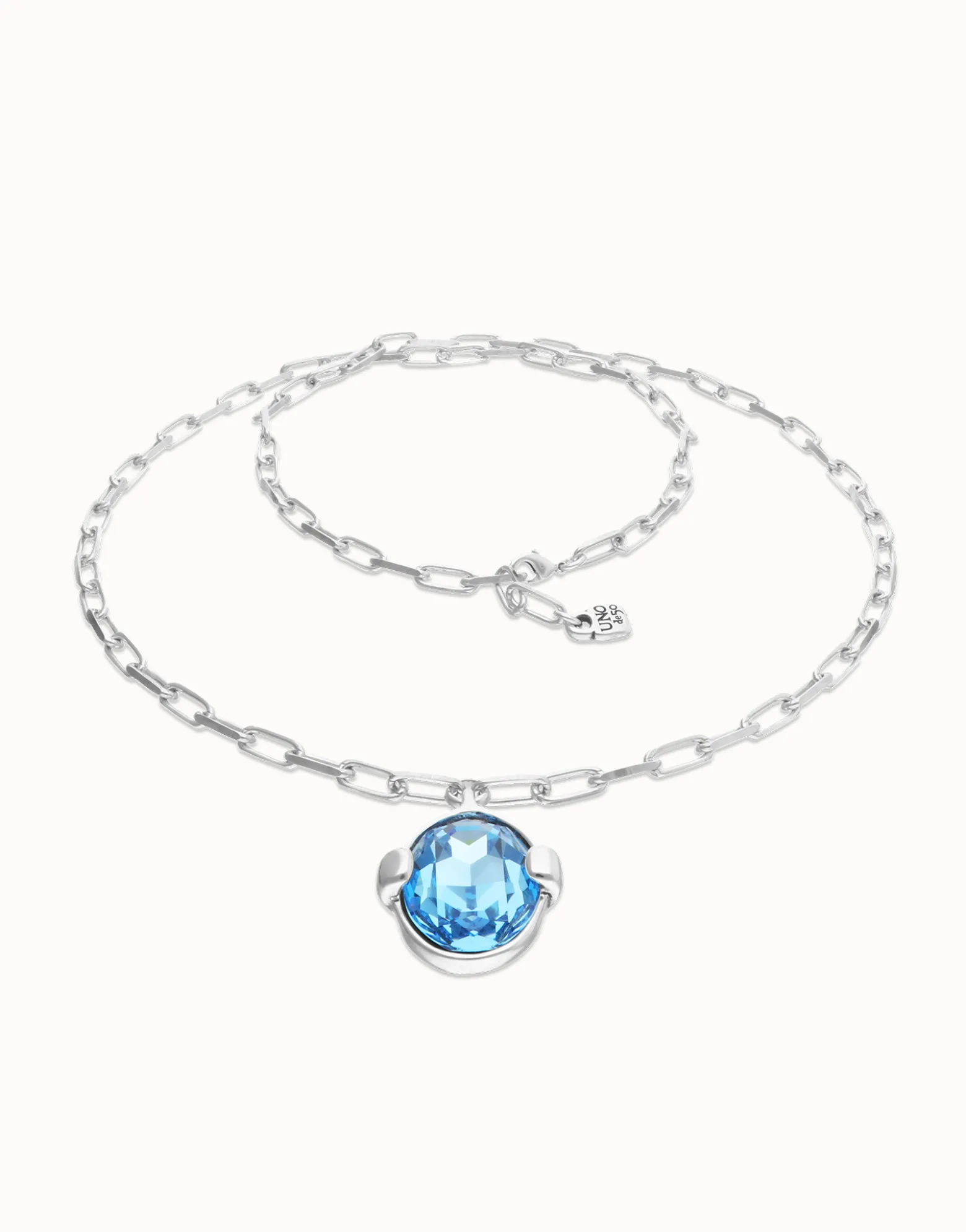 Collar largo bañado en plata con cristal facetado ovalado azul grande