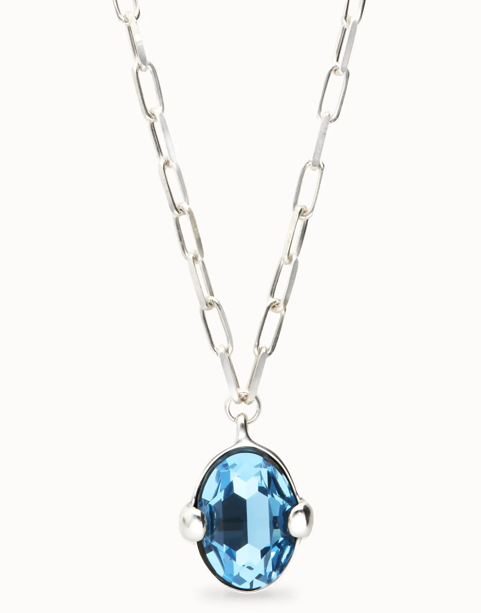Collar largo bañado en plata con cristal facetado ovalado azul grande