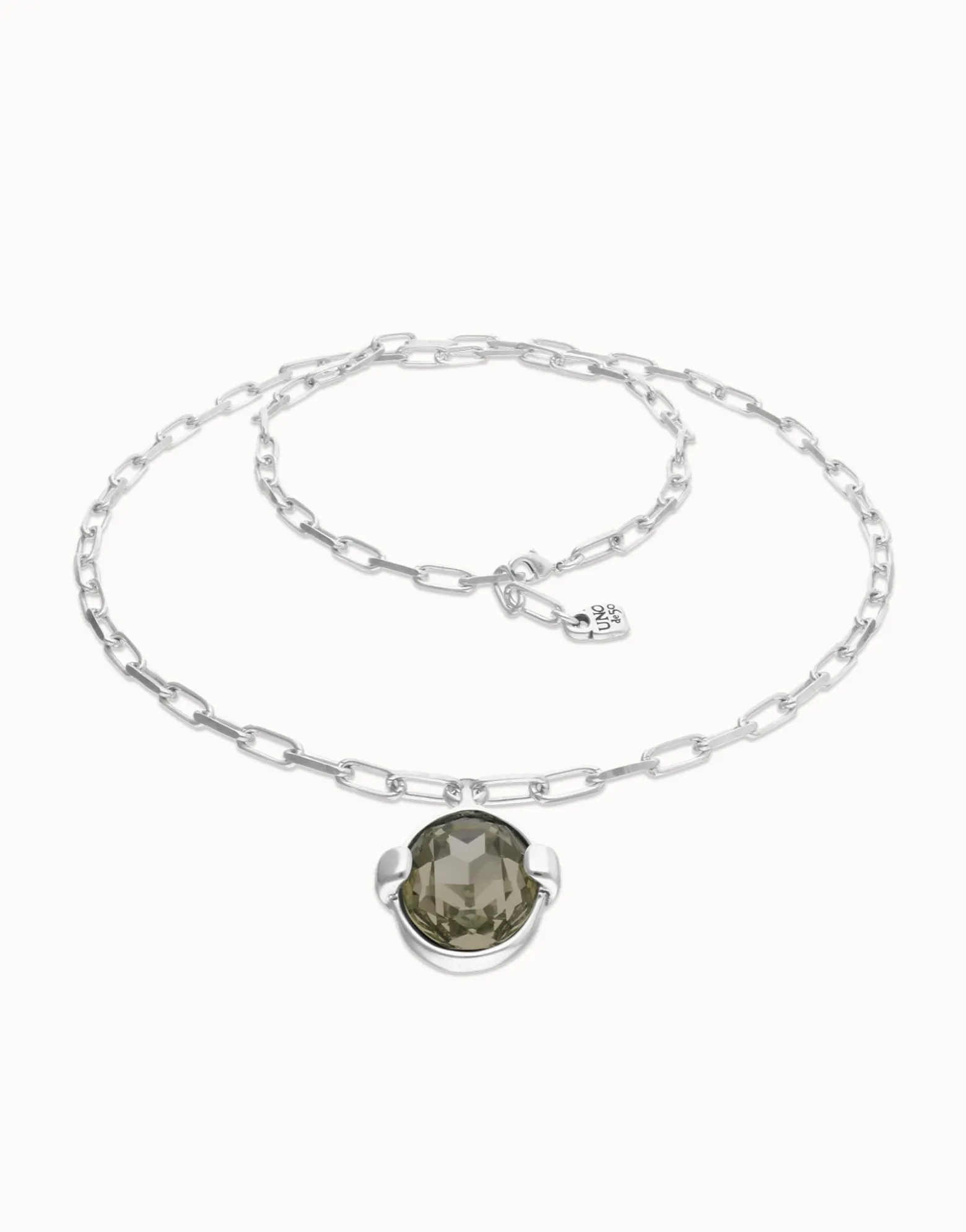 Collar largo bañado en plata con cristal facetado ovalado gris grande