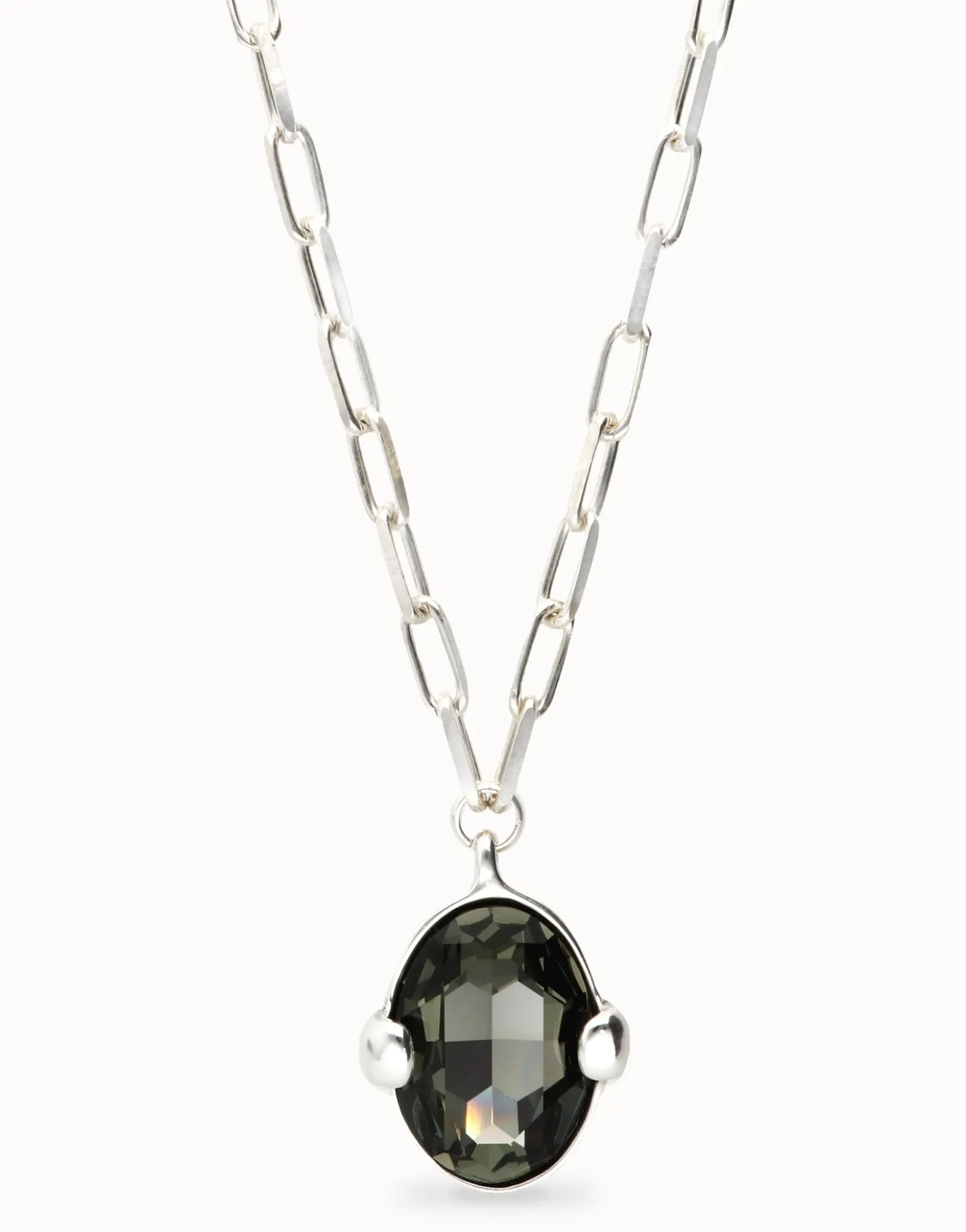 Collar largo bañado en plata con cristal facetado ovalado gris grande