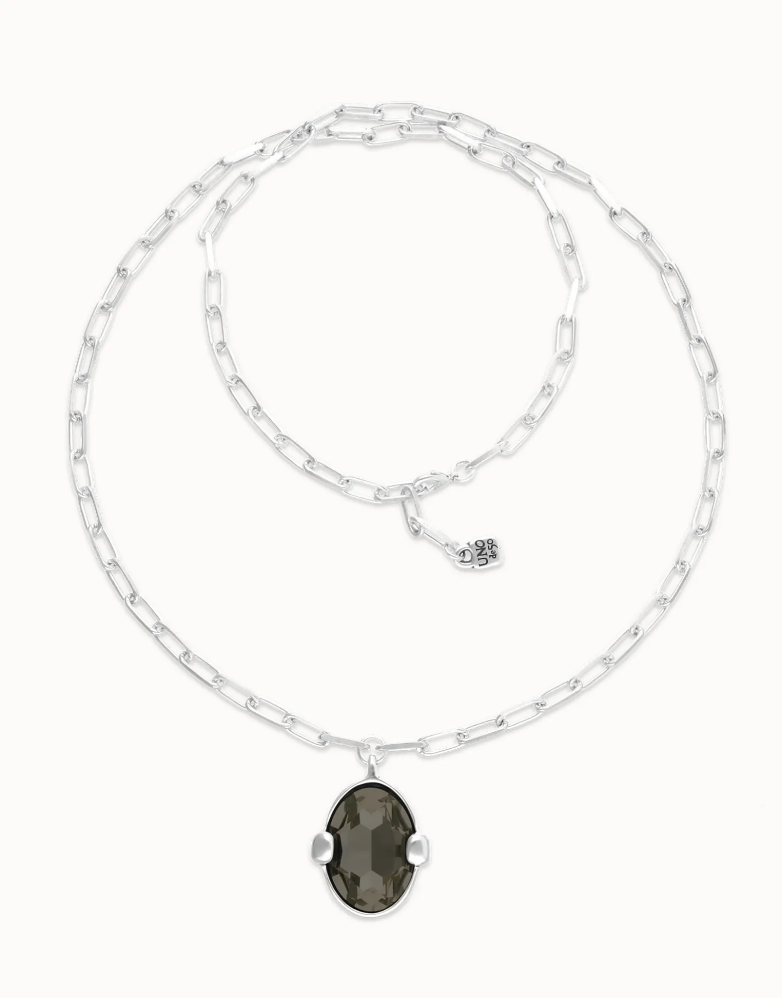 Collar largo bañado en plata con cristal facetado ovalado gris grande