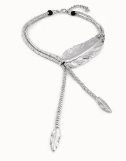 Collar largo bañado en plata de ley rematado en pequeñas plumas