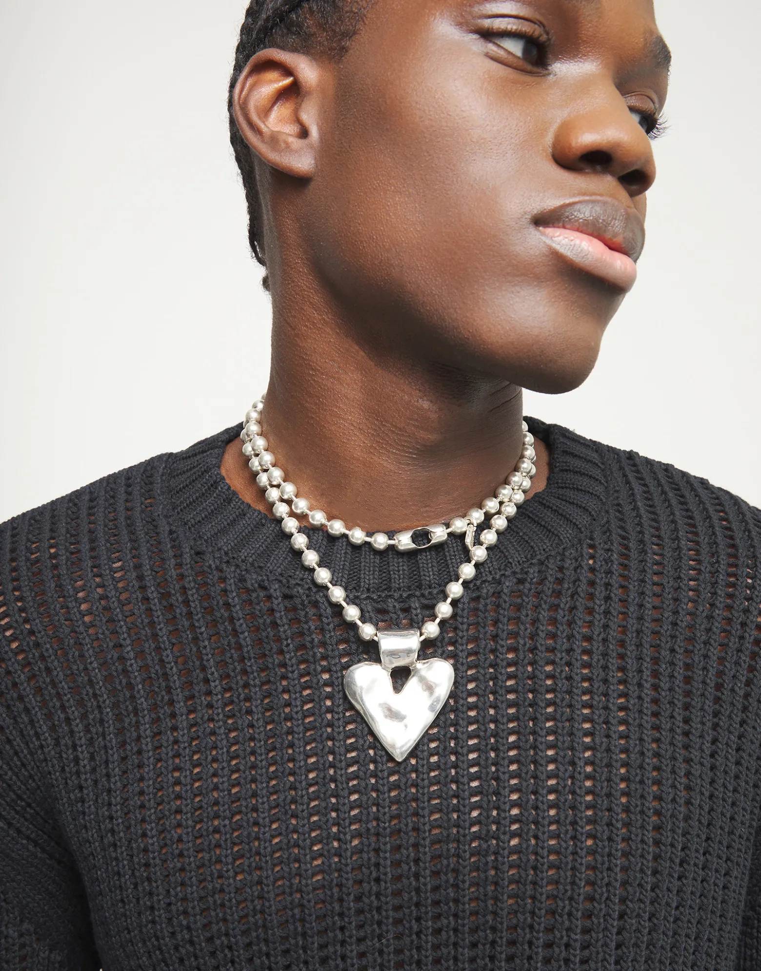 Collar largo con bolas bañado en plata y detalle de corazón
