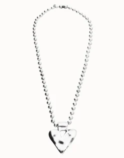 Collar largo con bolas bañado en plata y detalle de corazón