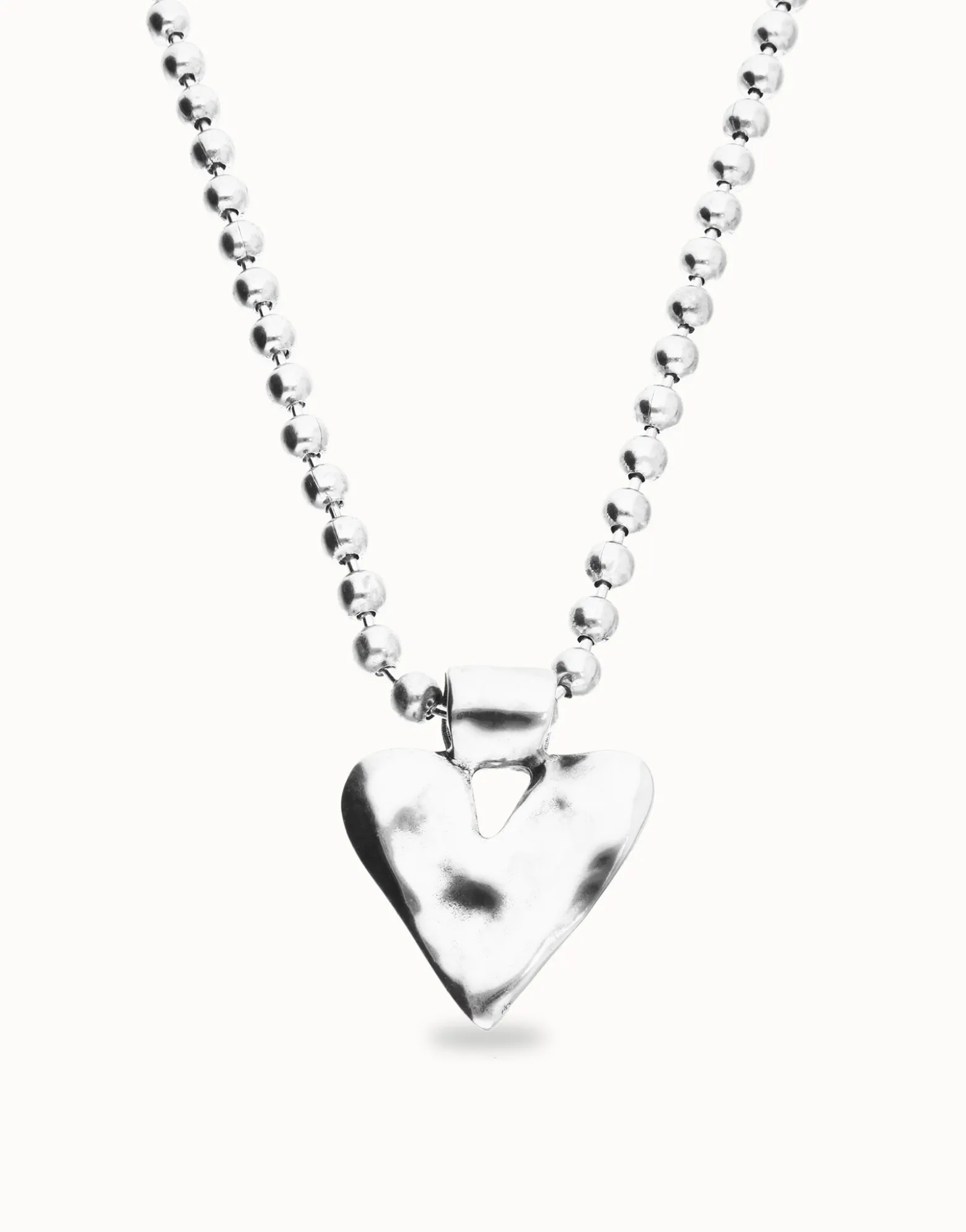 Collar largo con bolas bañado en plata y detalle de corazón