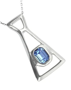 Collar largo con colgante bañado en plata de ley y cristal facetado rectangular azul