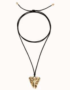 Collar largo en hilo de seda con detalle de alas bañadas en oro 18k