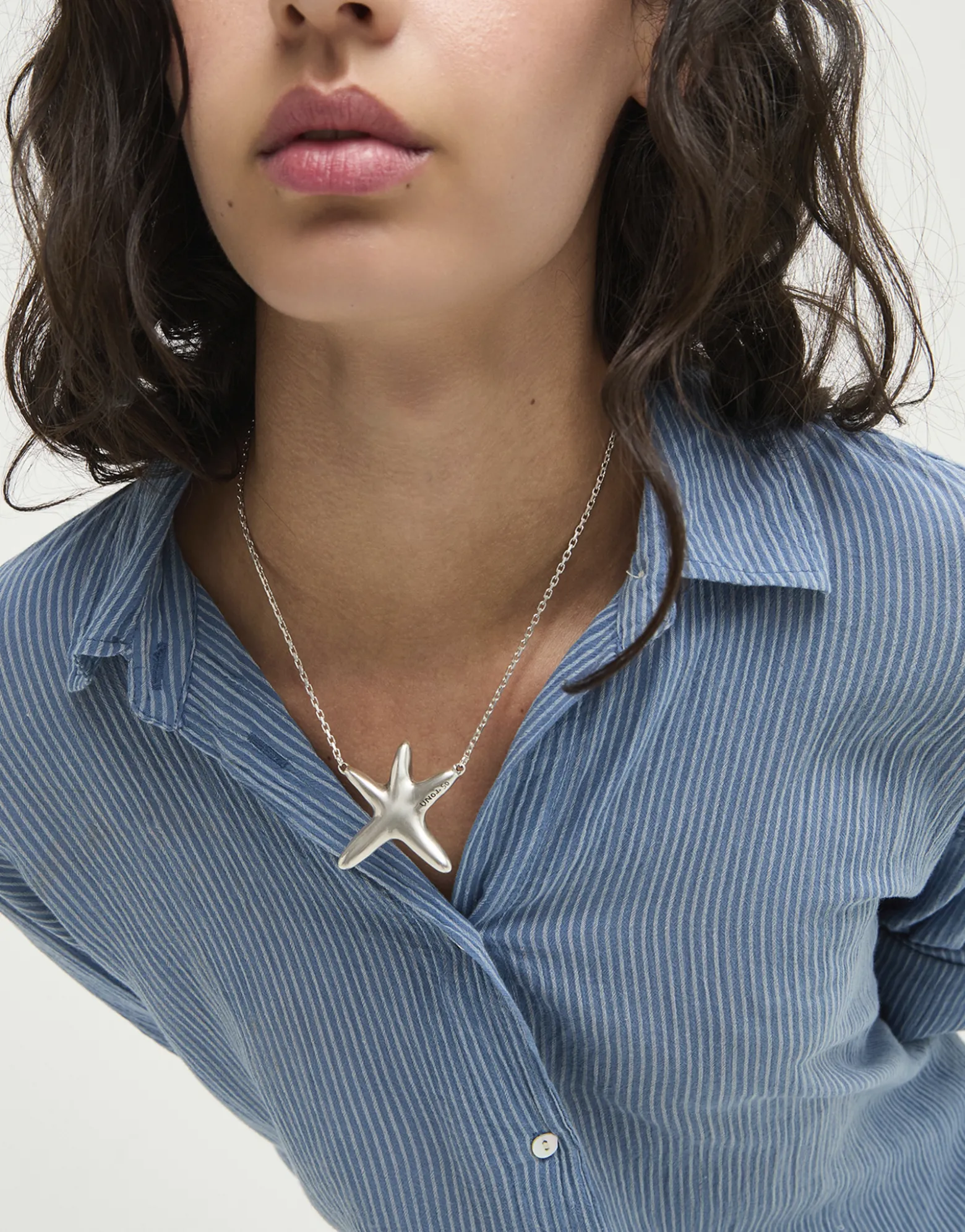 Collar medio bañado en plata con estrella de mar