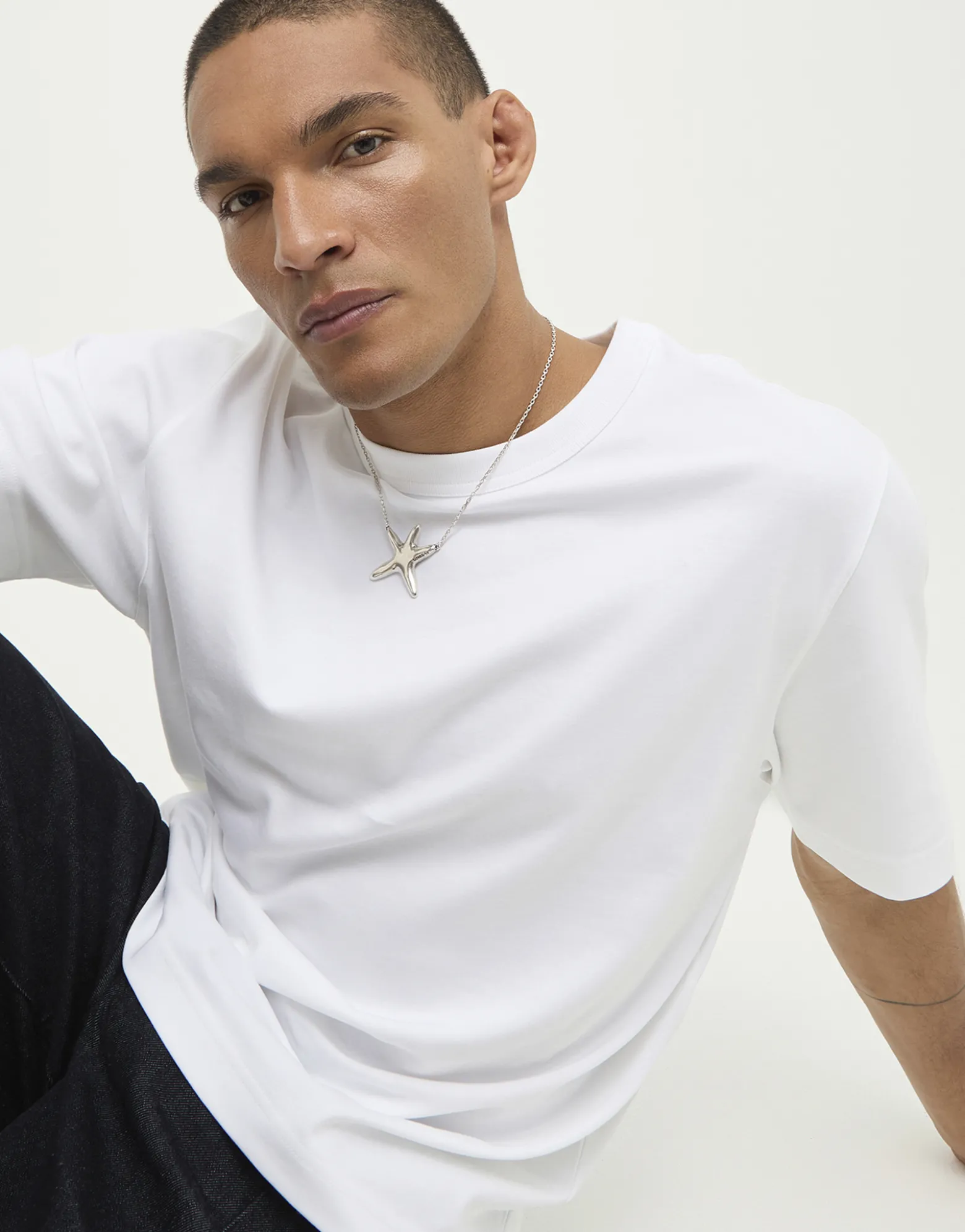 Collar medio bañado en plata con estrella de mar