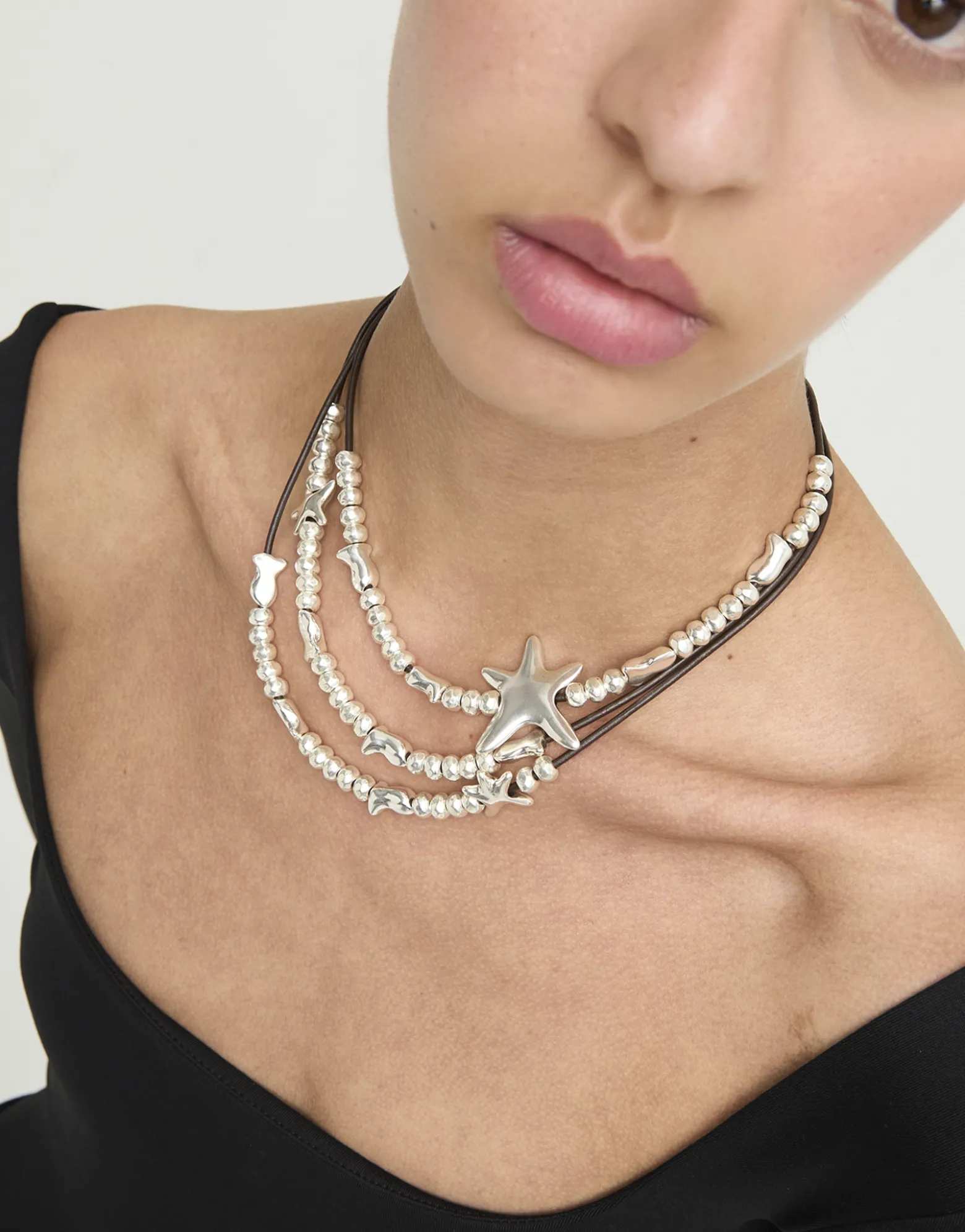 Collar multicadena en cuero bañado en plata y estrella de mar