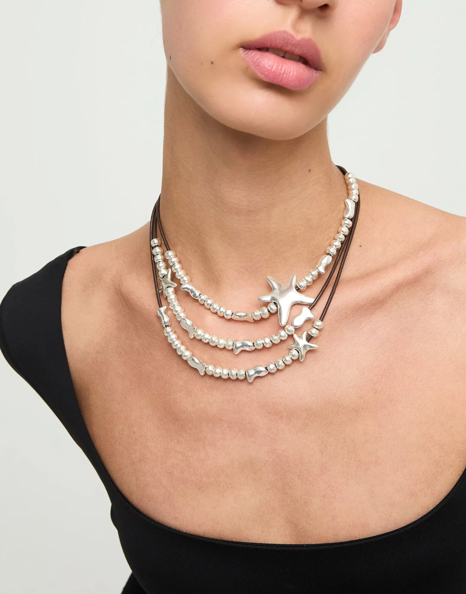 Collar multicadena en cuero bañado en plata y estrella de mar
