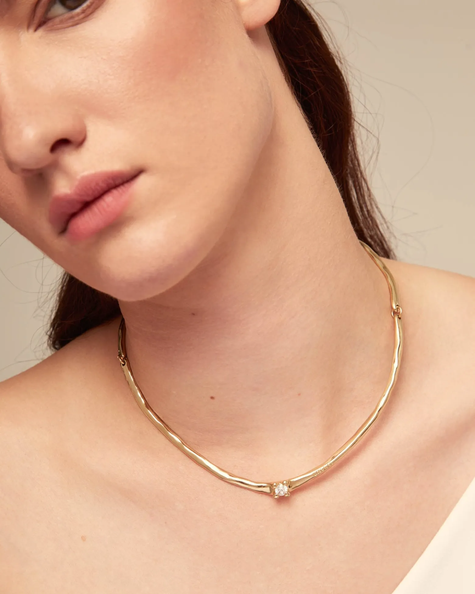 Collar rígido bañado en oro 18k y circonita blanca