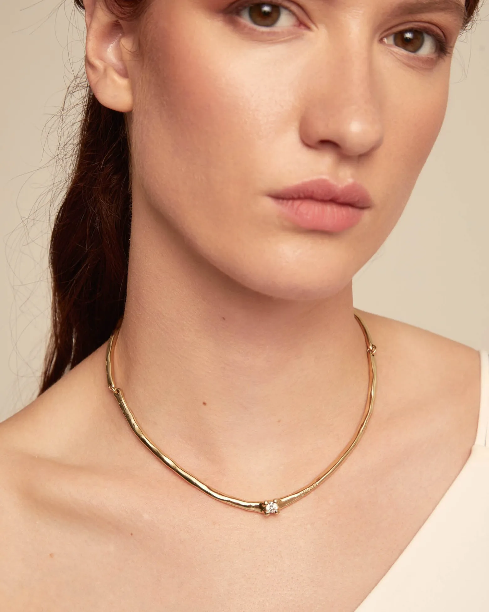 Collar rígido bañado en oro 18k y circonita blanca