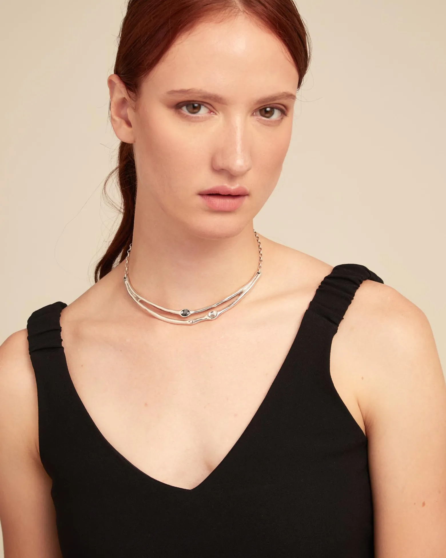 Collar rígido bañado en plata de ley con cristales