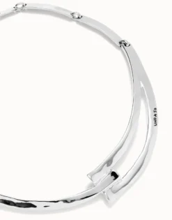 Collar rígido bañado en plata de ley y formas geométricas