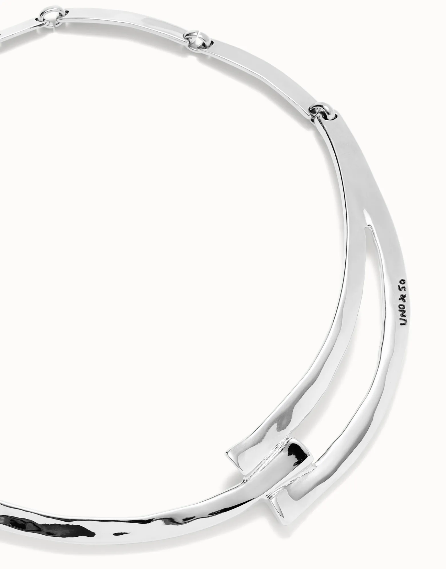 Collar rígido bañado en plata de ley y formas geométricas