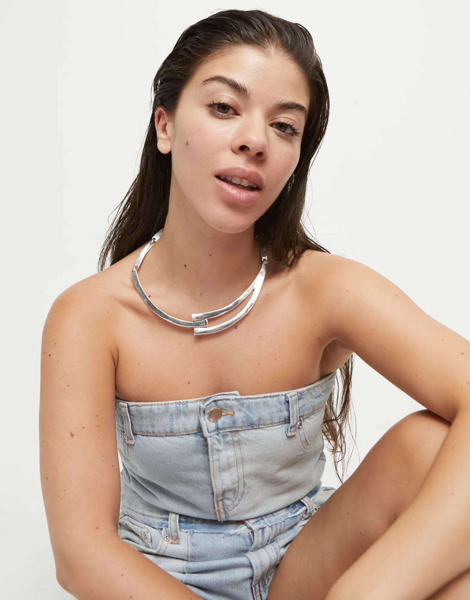 Collar rígido bañado en plata de ley y formas geométricas