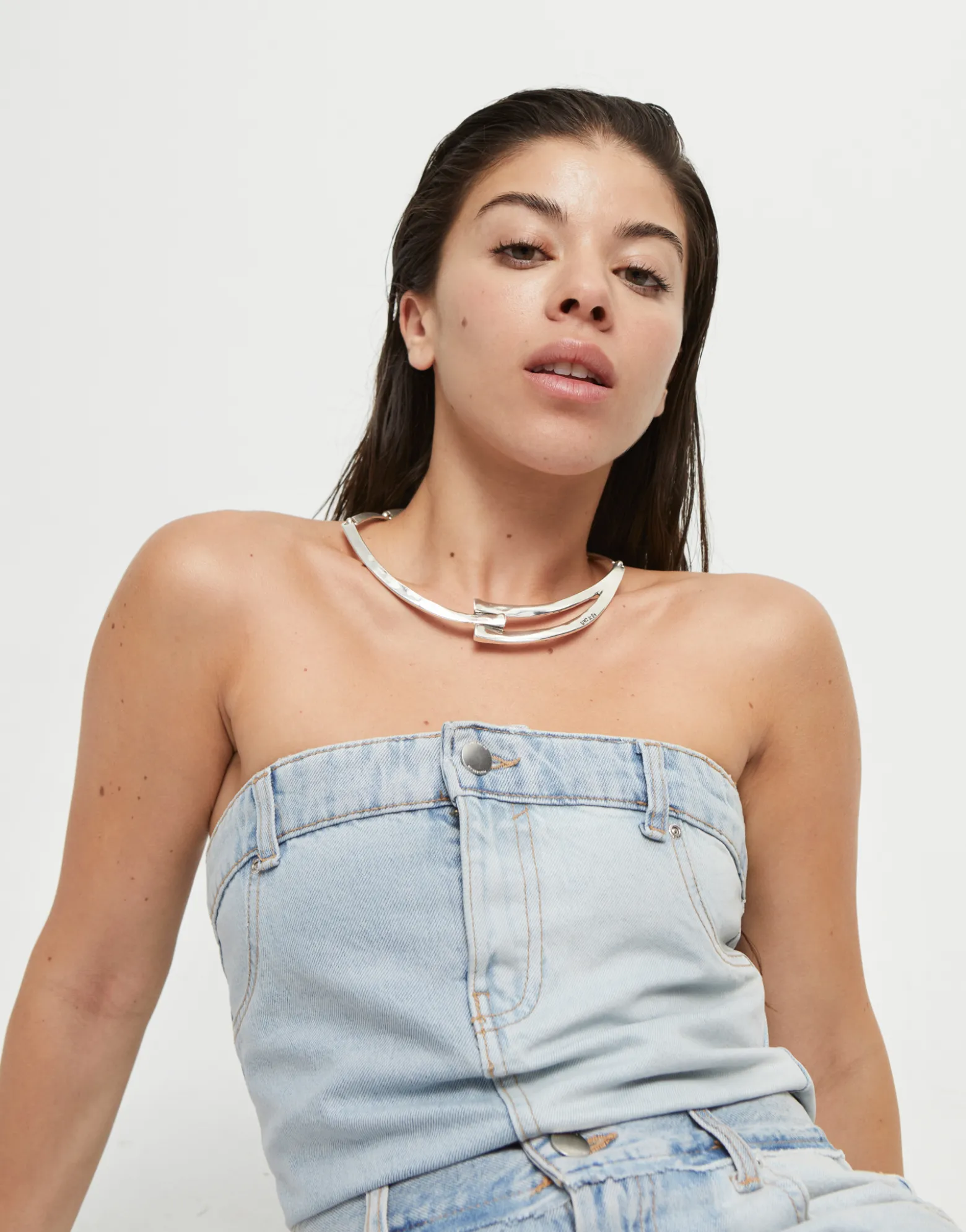 Collar rígido bañado en plata de ley y formas geométricas