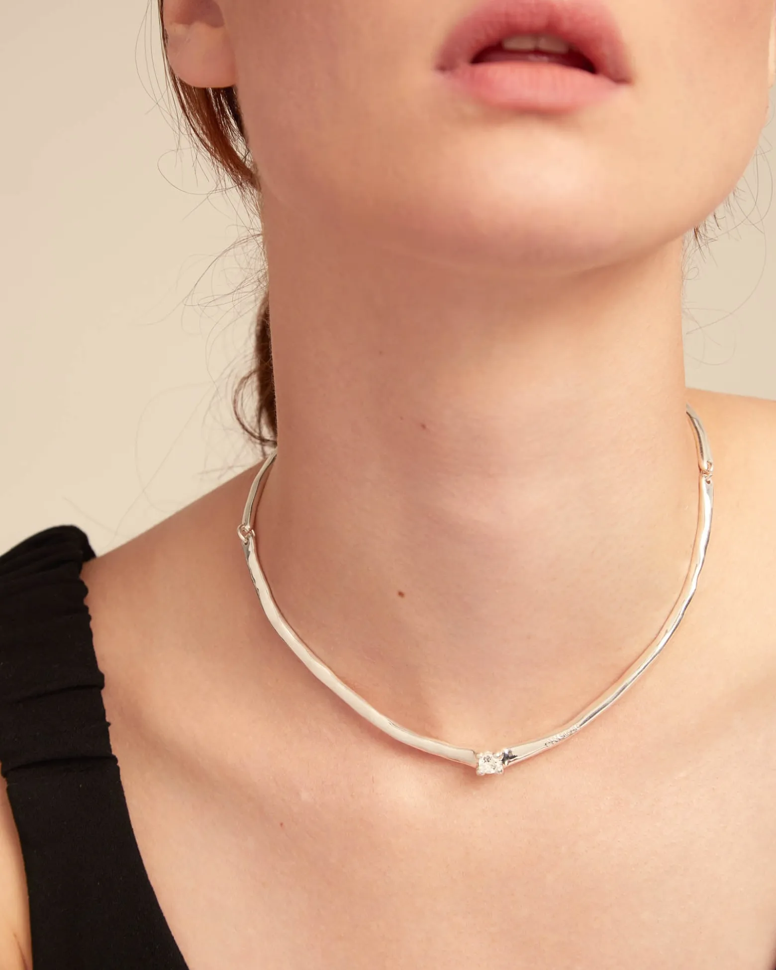 Collar rígido bañado en plata de ley y circonita blanca