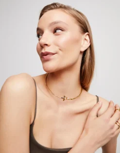 Collar rígido con cierre frontal bañado en oro 18k con topacio blanco