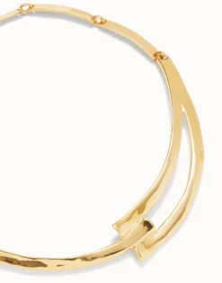 Collar rigido bañado en oro de 18k y formas geométricas