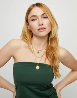 Collar triple bañado en oro 18k con charms de ojo y cristal facetado verde