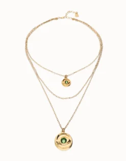 Collar triple bañado en oro 18k con charms de ojo y cristal facetado verde