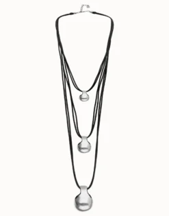 Collar triple de cuero con tres esferas bañadas en plata de ley