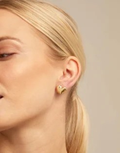Pendientes bañados en oro de 18k con forma de corazón mediano
