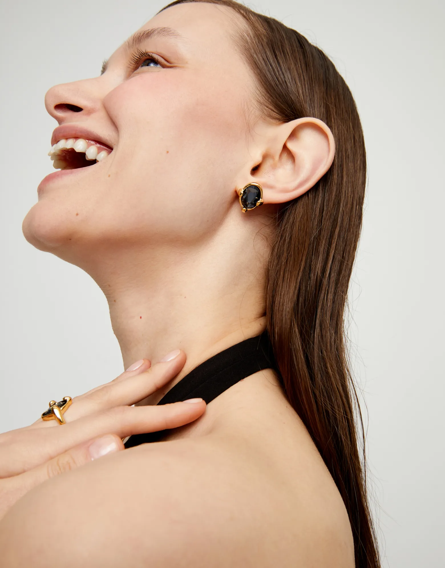 Pendientes bañados en oro 18k con cristal facetado ovalado negro