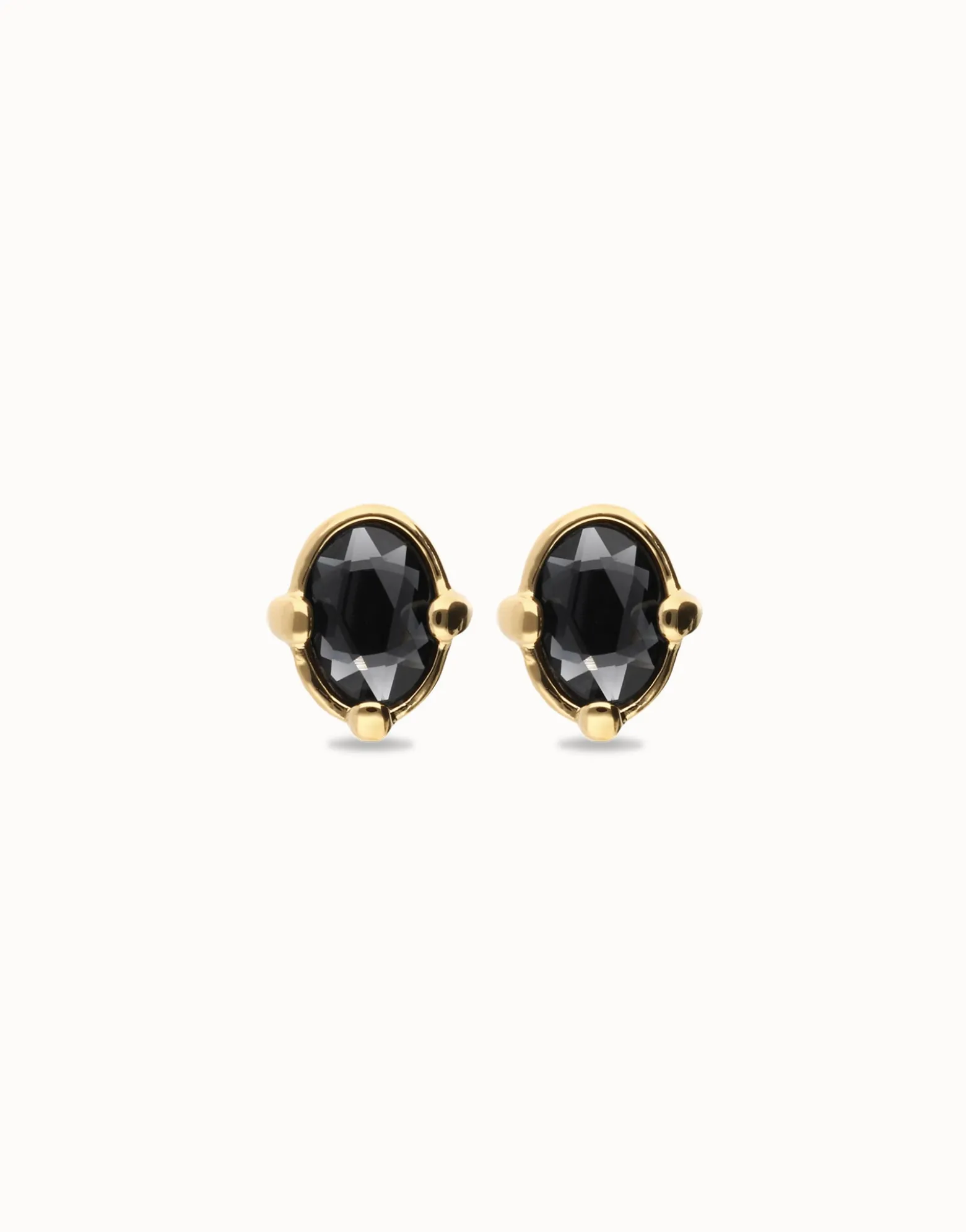 Pendientes bañados en oro 18k con cristal facetado ovalado negro