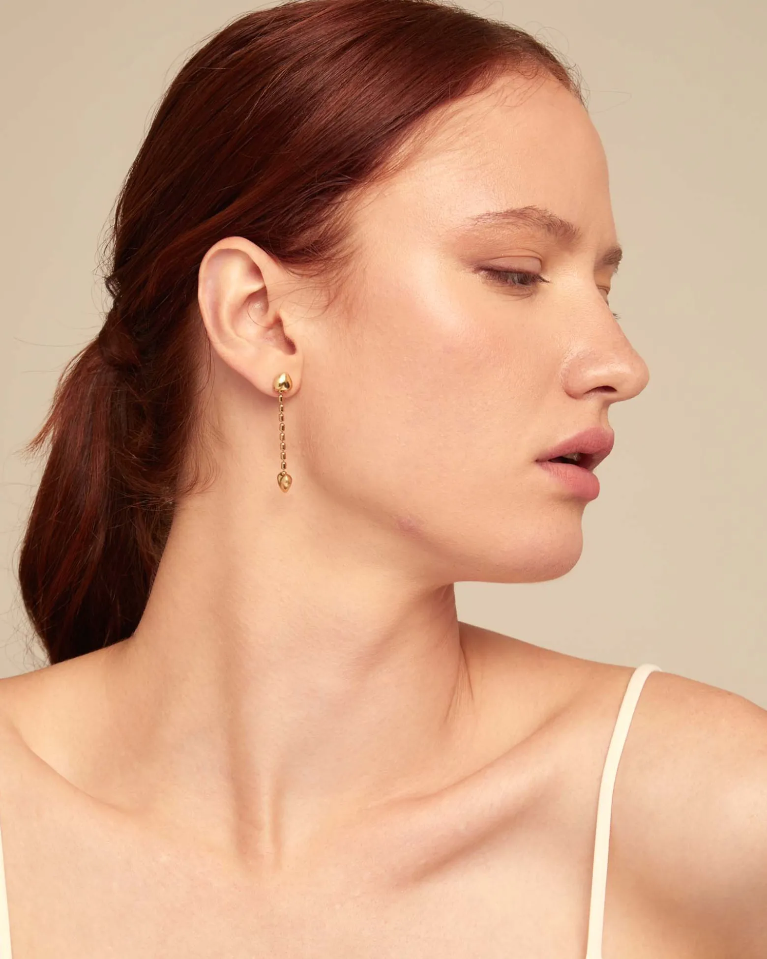 Pendientes bañados en oro 18K con cadena colgante y corazones pequeños