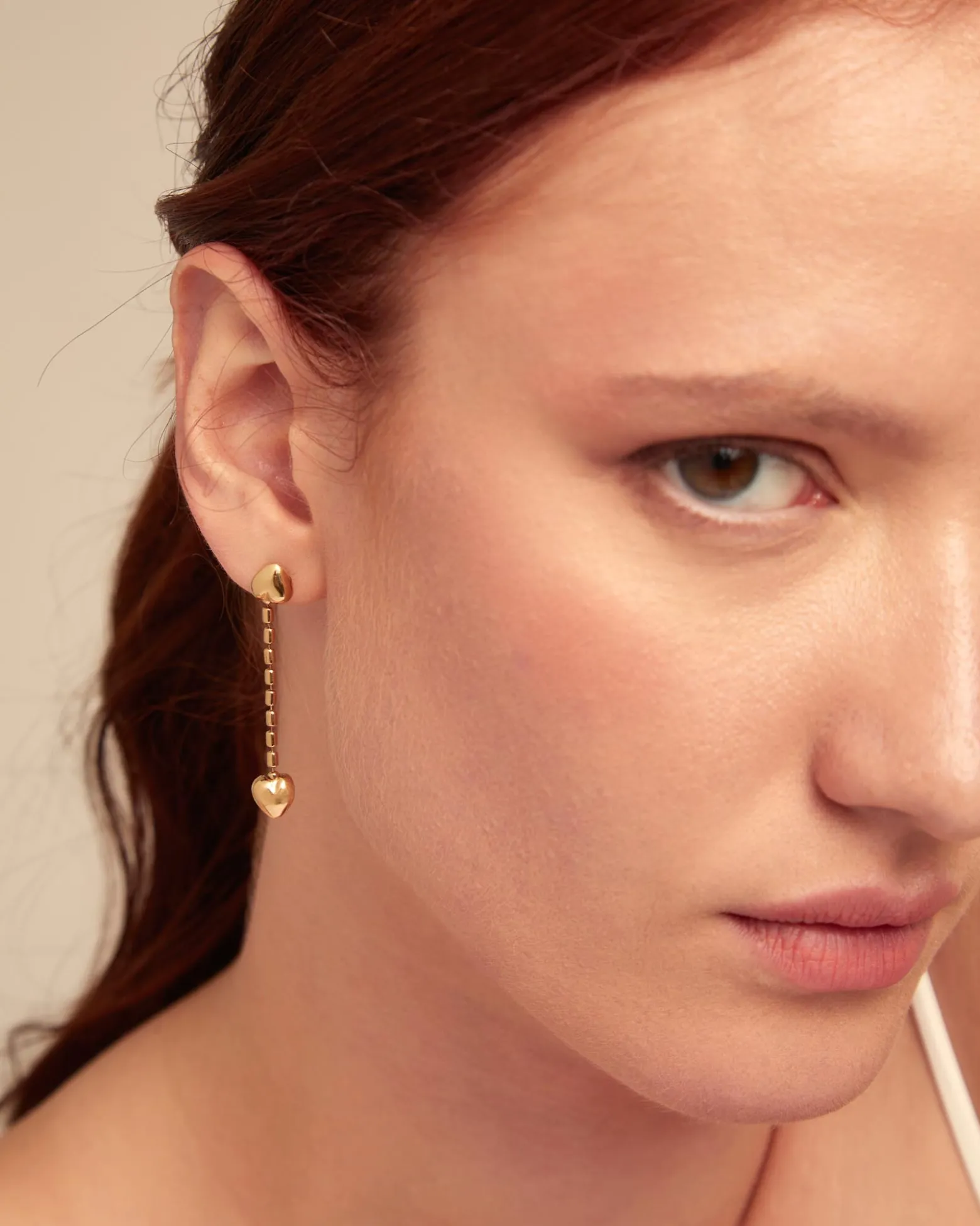 Pendientes bañados en oro 18K con cadena colgante y corazones pequeños