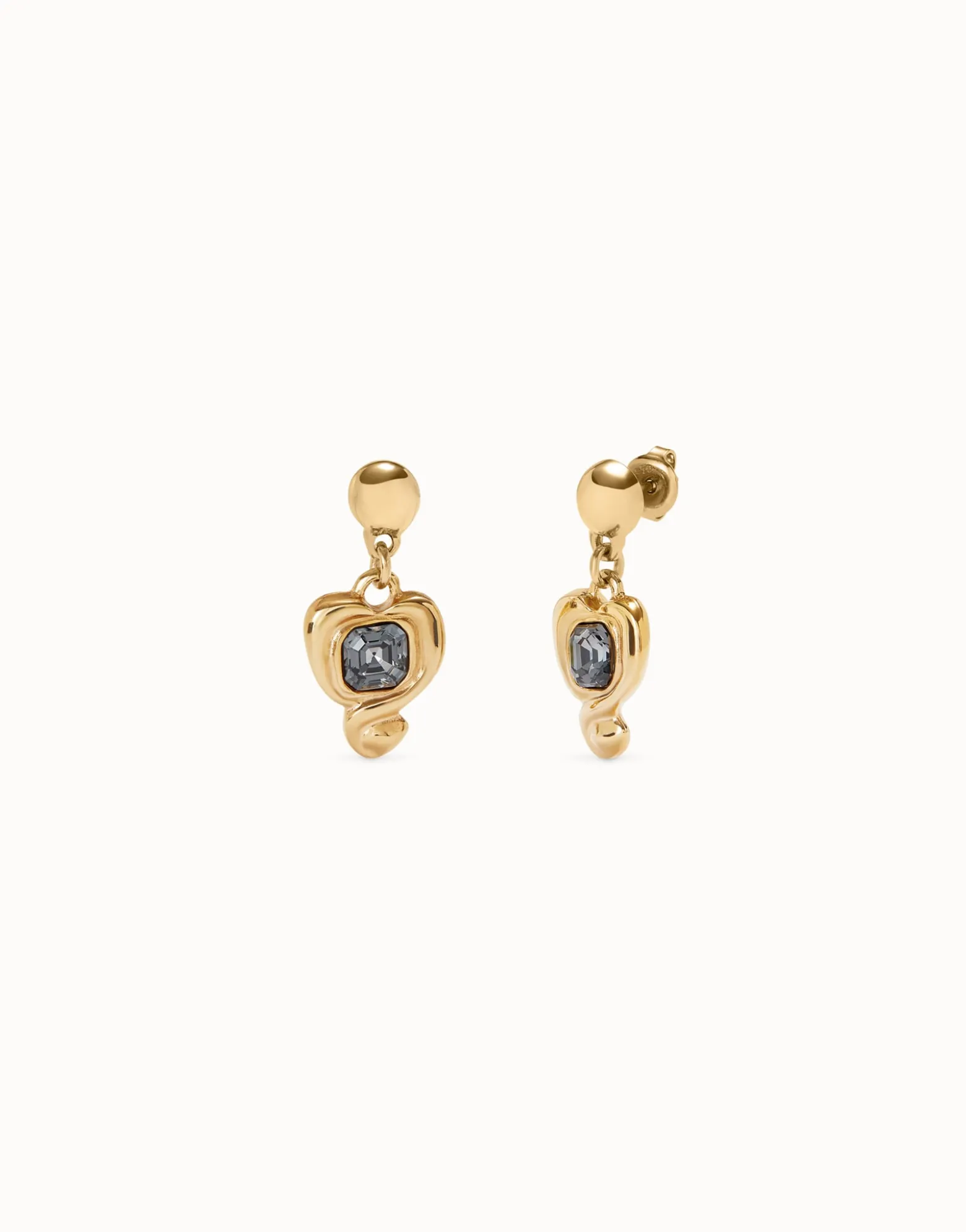 Pendientes bañados en oro 18k con corazón colgante y cristal negro