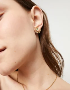 Pendientes bañados en oro 18k en forma de ojo con pestañas y cristal facetado verde