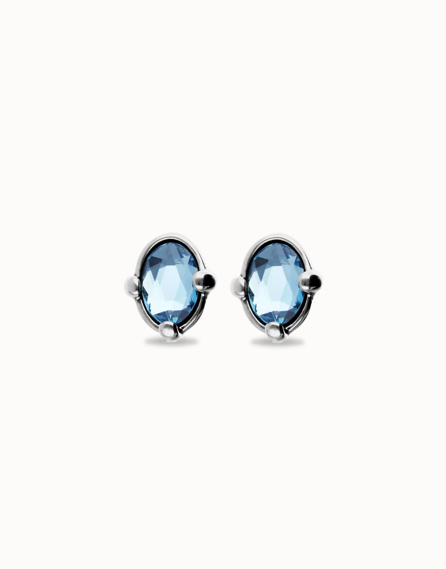 Pendientes bañados en plata con cristal facetado ovalado azul