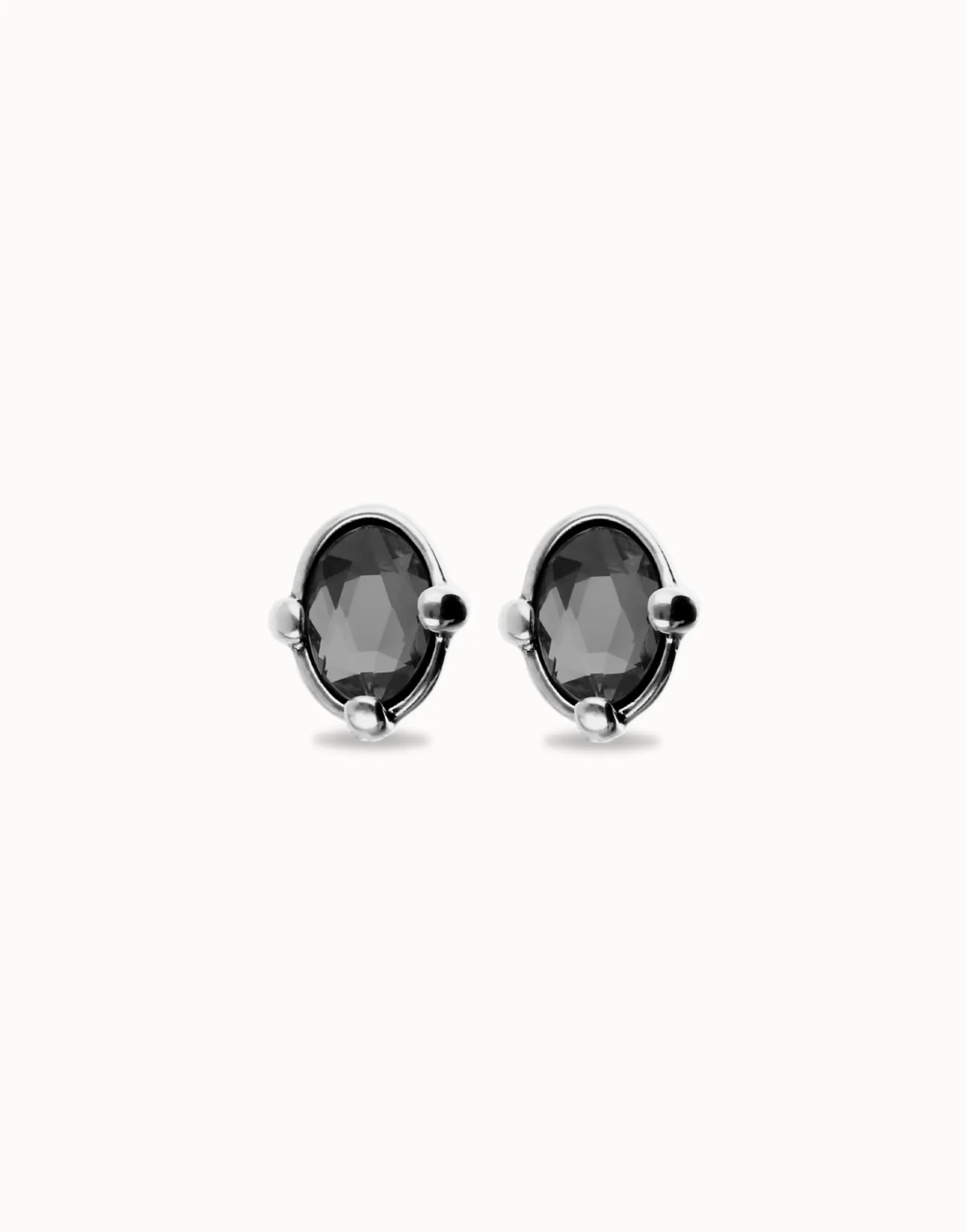 Pendientes bañados en plata con cristal facetado ovalado negro