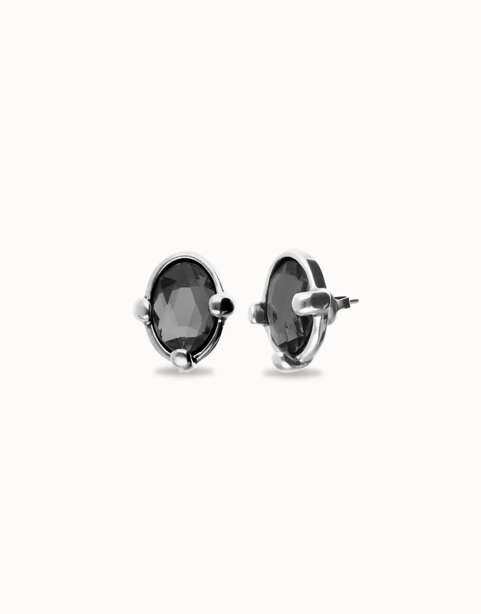 Pendientes bañados en plata con cristal facetado ovalado negro