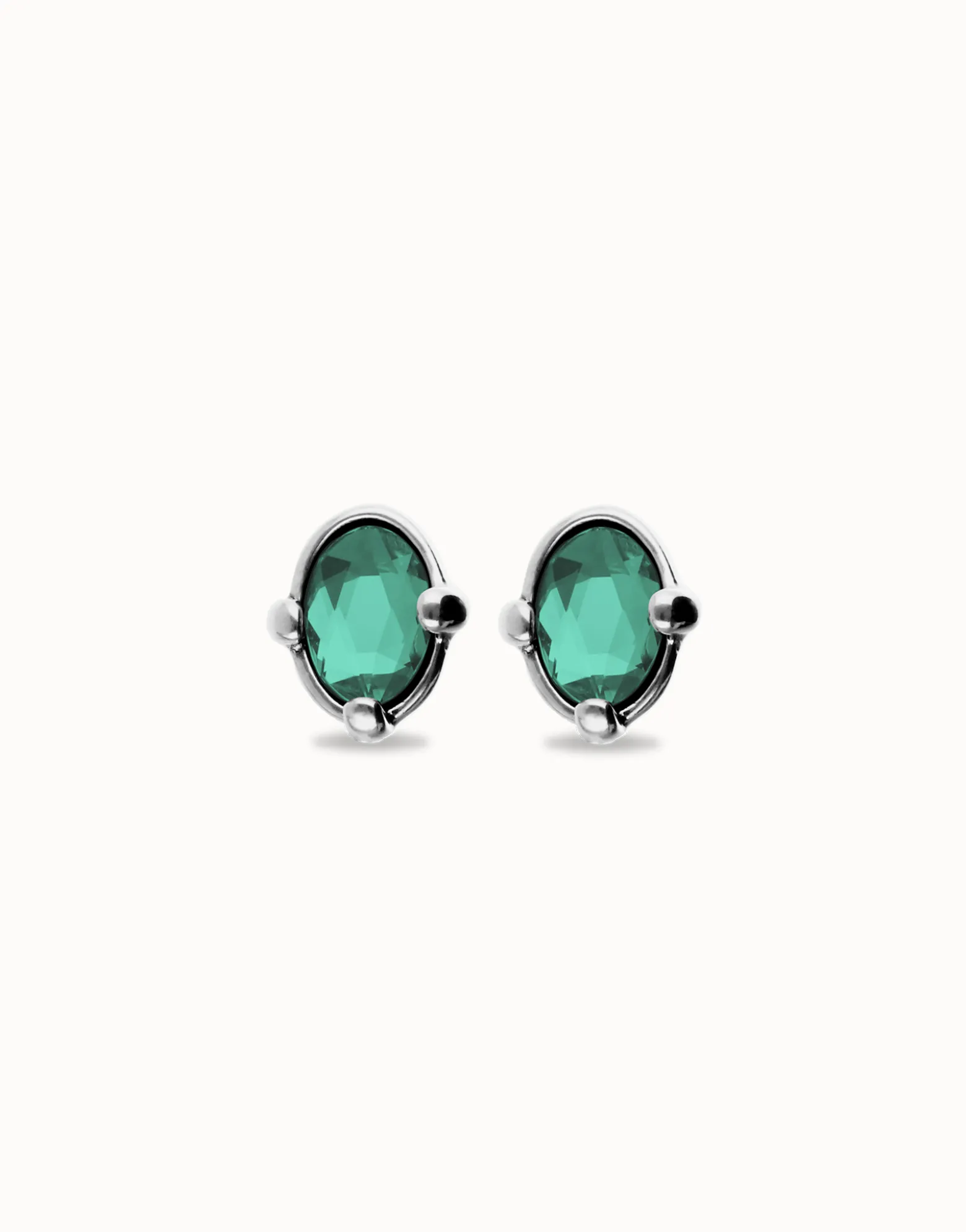 Pendientes bañados en plata con cristal facetado ovalado verde