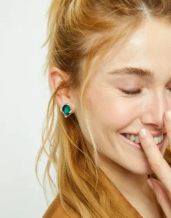 Pendientes bañados en plata con cristal facetado ovalado verde