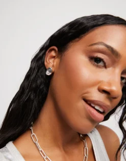 Pendientes bañados en plata con cristal facetado blanco