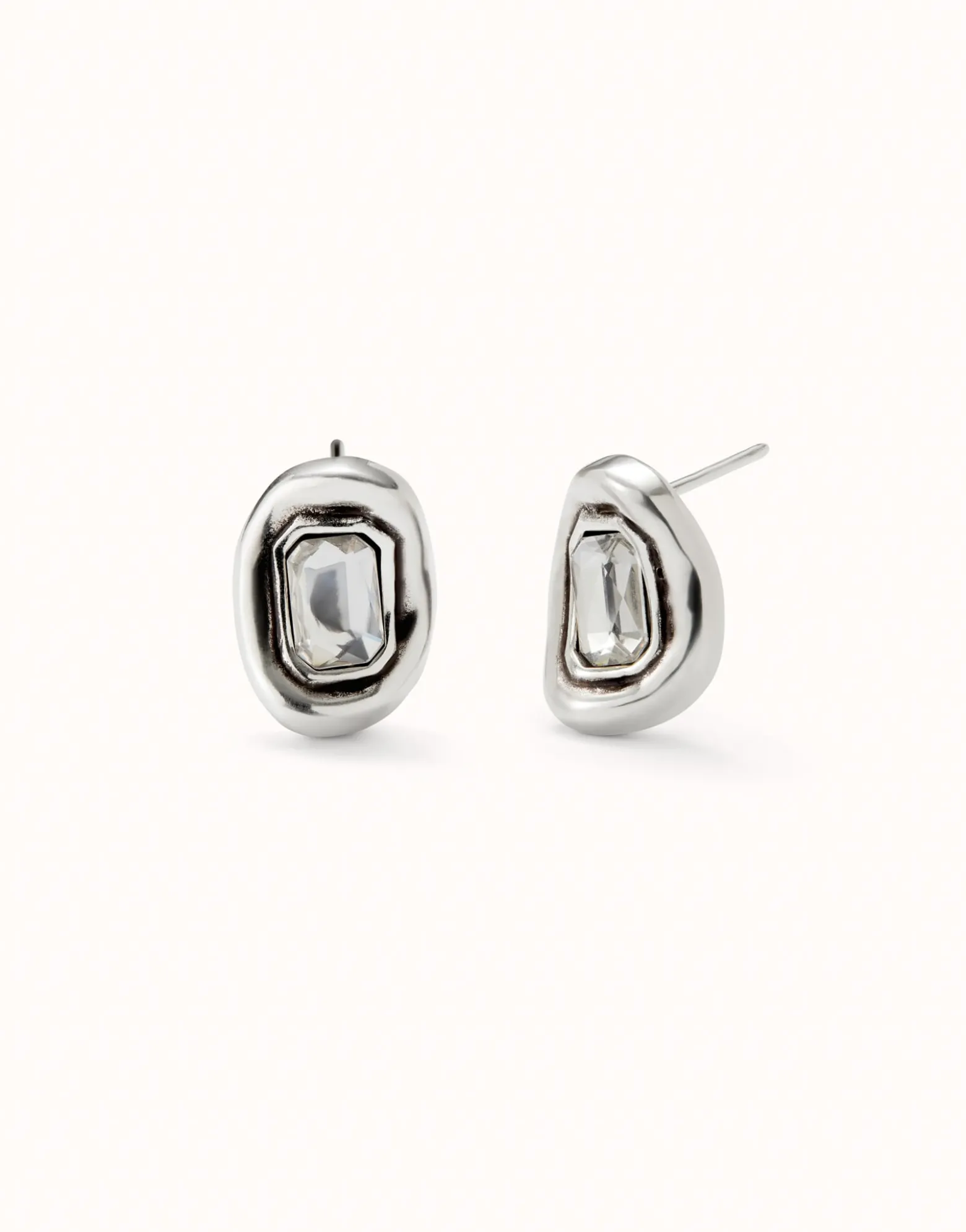 Pendientes bañados en plata con cristal facetado blanco