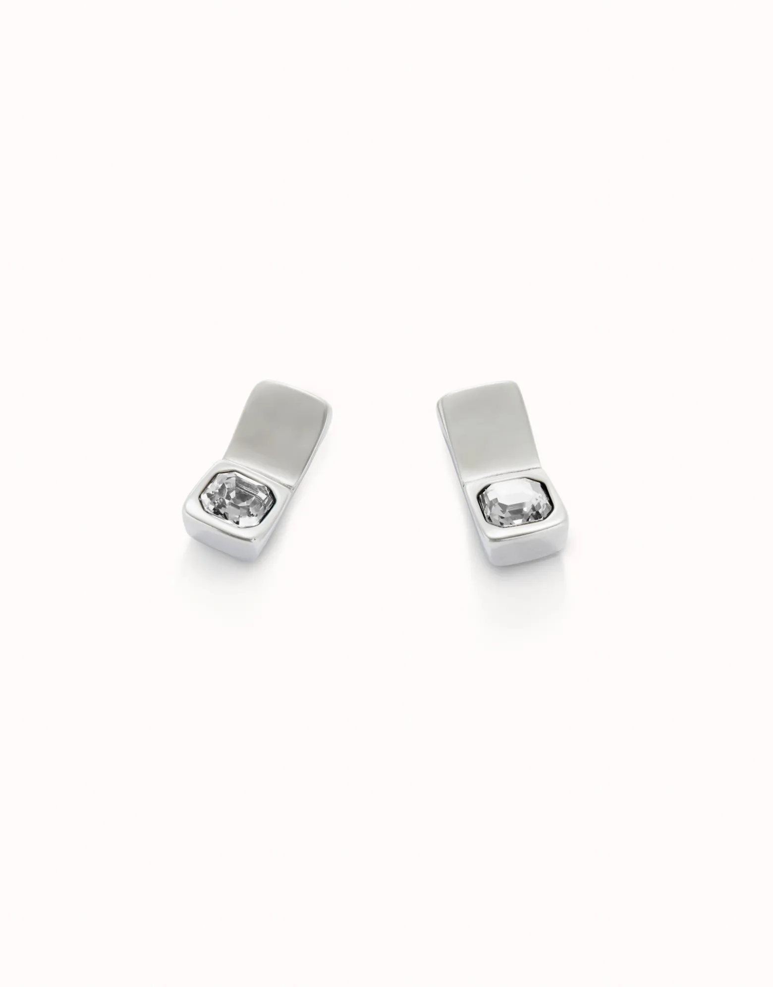 Pendientes bañados en plata de ley con forma rectangular y cristal blanco