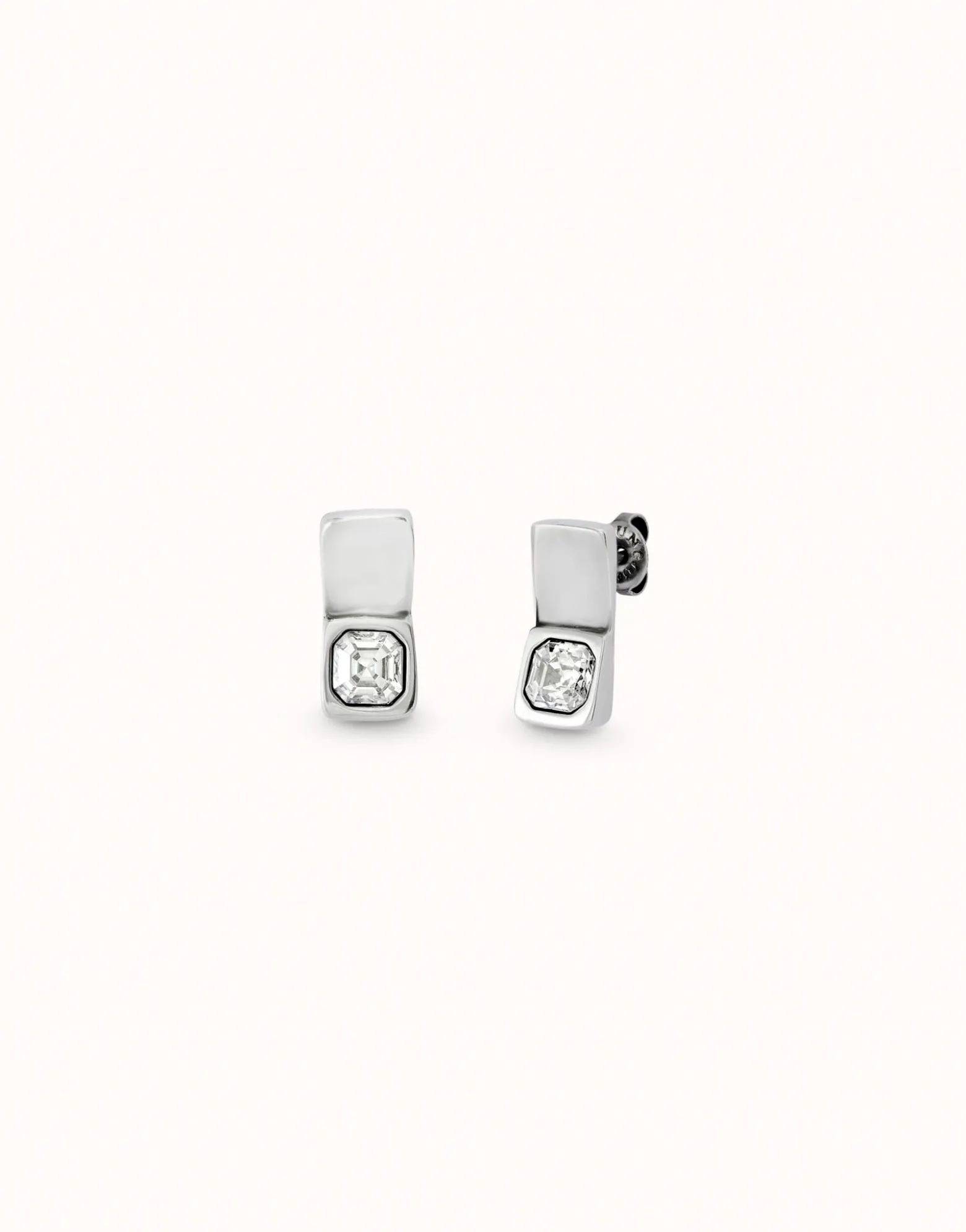 Pendientes bañados en plata de ley con forma rectangular y cristal blanco