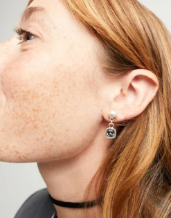 Pendientes bañados en plata de ley con cristal colgante negro