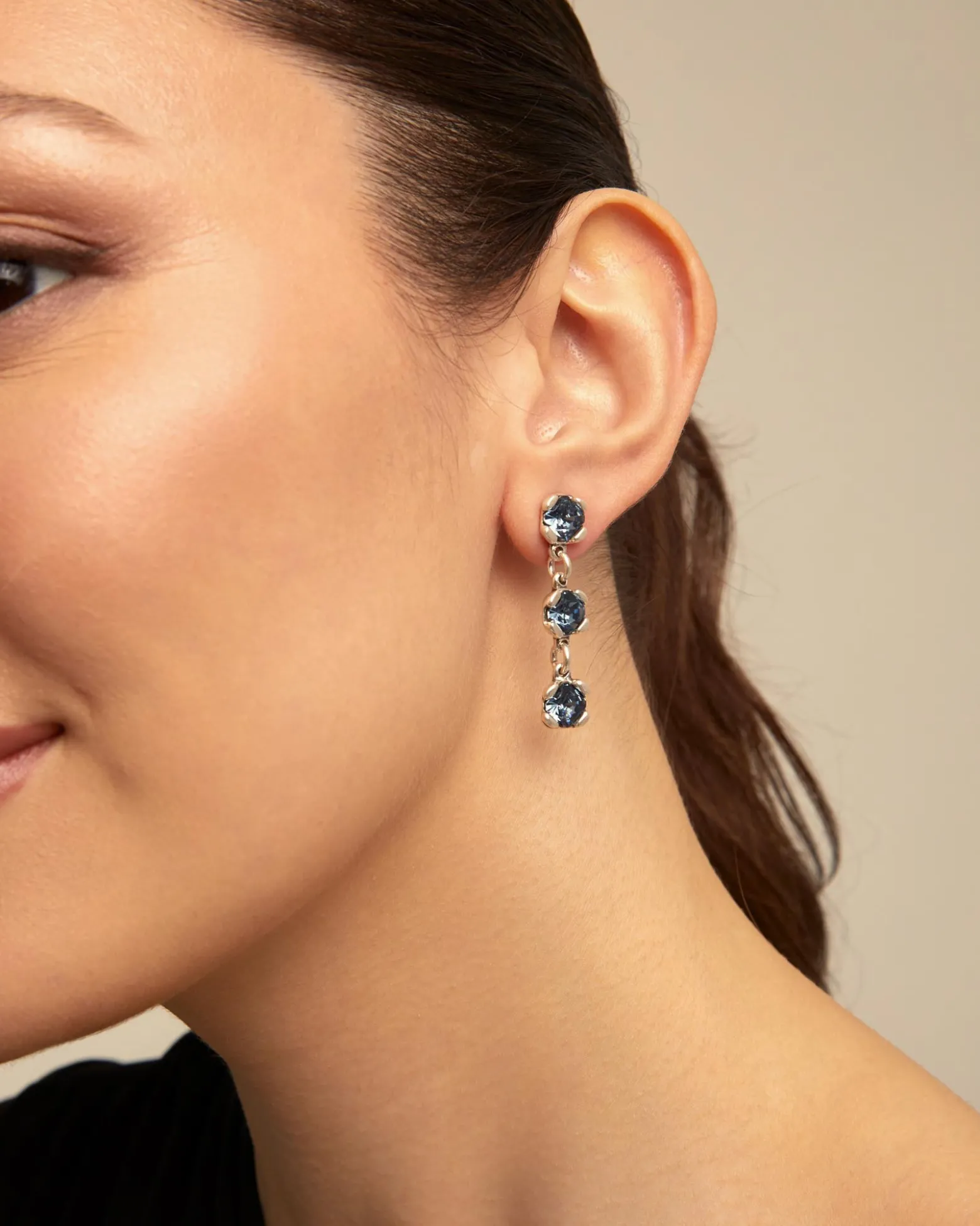 Pendientes bañados en plata de ley con cristales azules
