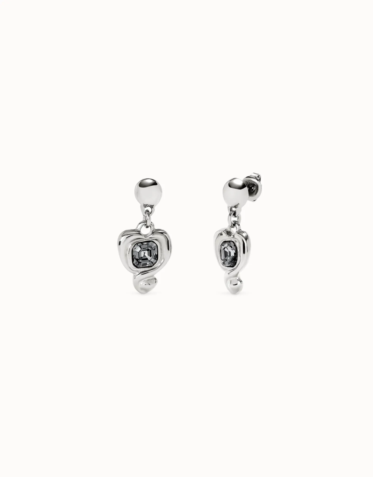 Pendientes bañados en plata de ley con corazón colgante y cristal negro