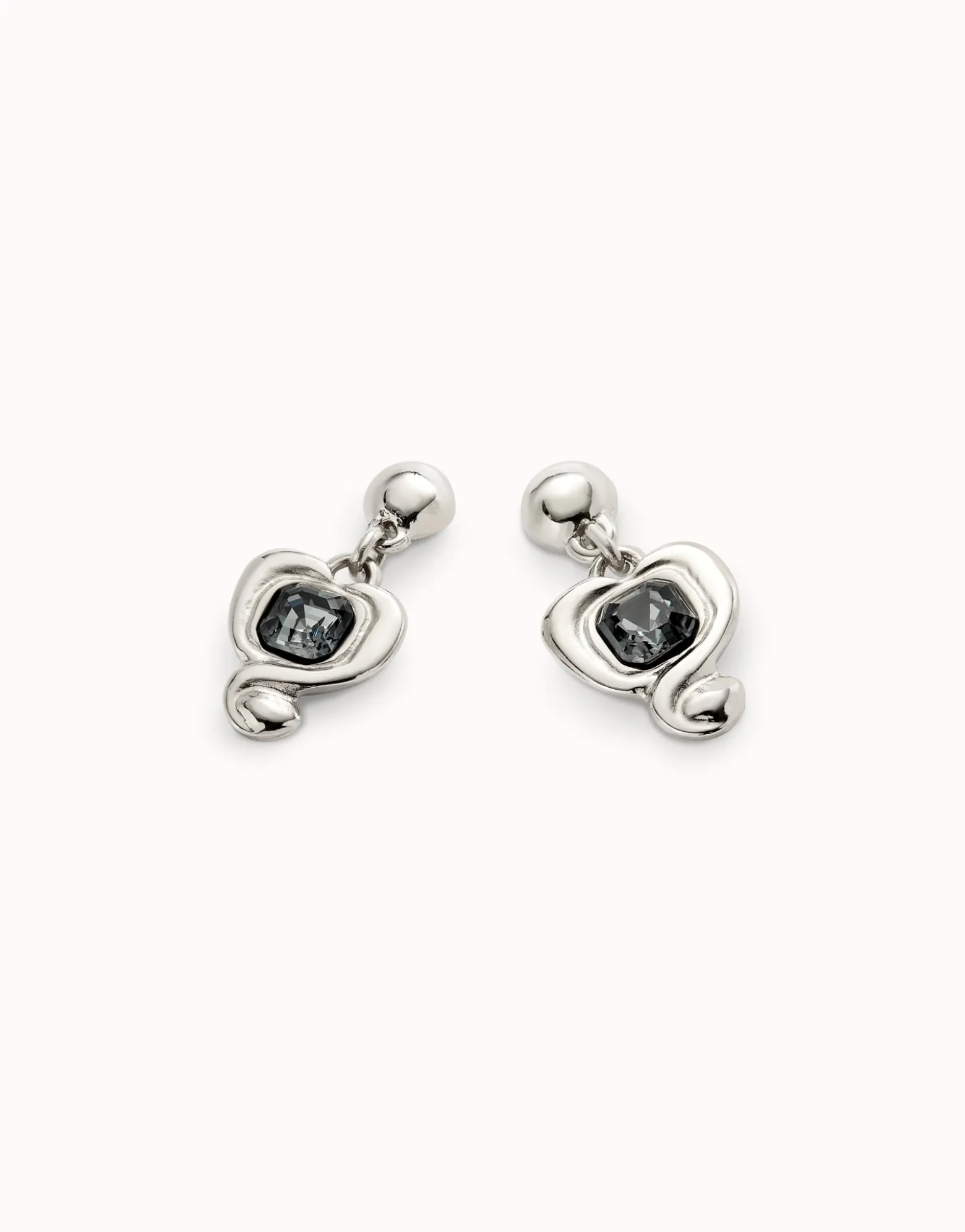 Pendientes bañados en plata de ley con corazón colgante y cristal negro